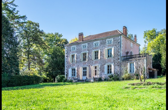 Grande maison de Maître avec une île privée sur 5.7 Hecatres Grande maison de Maître avec une île privée sur 5.7 Hecatres
